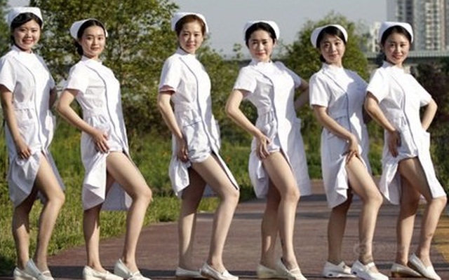 TQ: Dân mạng phẫn nộ vì y tá vén váy khoe chân dài