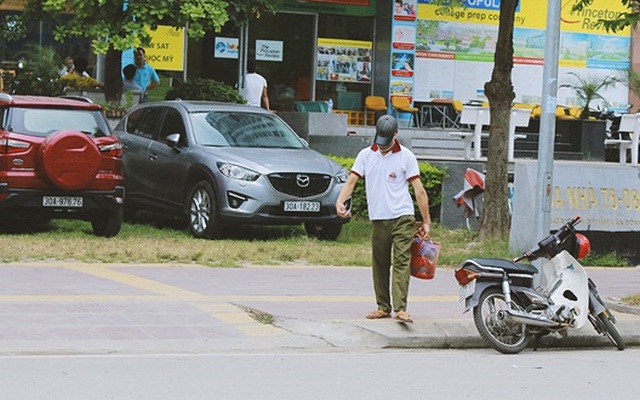 Nếu ai đó luôn thở than chán việc, hãy nhìn cách anh đánh giày bị bại não đang hăng say làm việc thế nào...