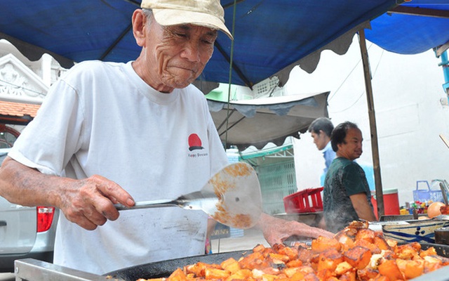 Ghi nhớ những địa chỉ ăn vặt này để ủng hộ các cụ già vẫn phải mưu sinh ở Sài Gòn