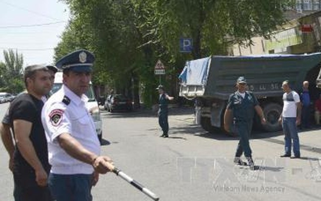 [VIDEO] Bạo loạn tại Armenia: Tướng cảnh sát bị bắt làm con tin
