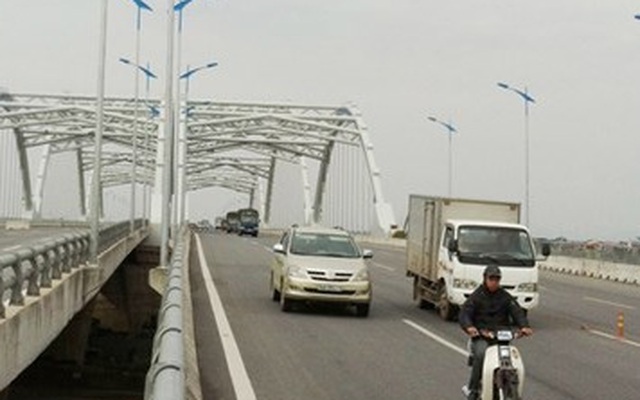 Nhiều sự cố tại cầu vượt Long Biên và đường 5 kéo dài