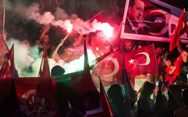 Thổ Nhĩ Kỳ đóng cửa thêm truyền thông, sa thải tiếp quân nhân