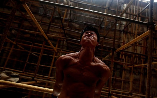 24h qua ảnh: Công nhân TQ lấy giàn giáo xây chùa làm xà đơn