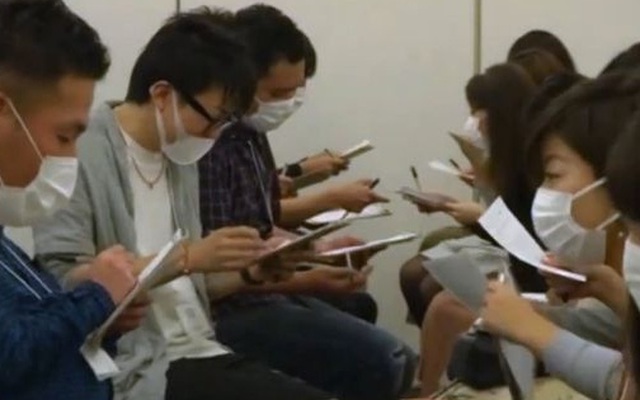 Trào lưu đeo khẩu trang đi hẹn hò cấp tốc nở rộ tại Nhật Bản