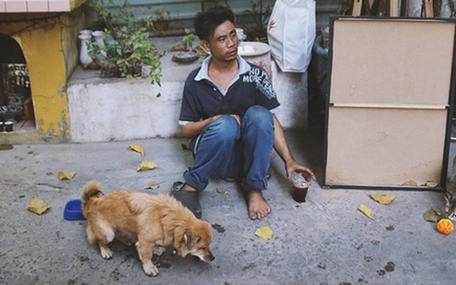 Anh đánh giày câm ở Sài Gòn bị người đàn ông đi xe SH dùng mũ bảo hiểm đánh vào đầu khiến nhiều người phẫn nộ