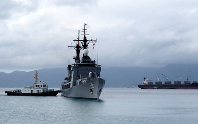 Cận cảnh tàu chiến Philippines thăm Cam Ranh