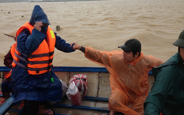 Quảng Nam: Công an vượt lũ dữ đưa thai phụ đi sinh