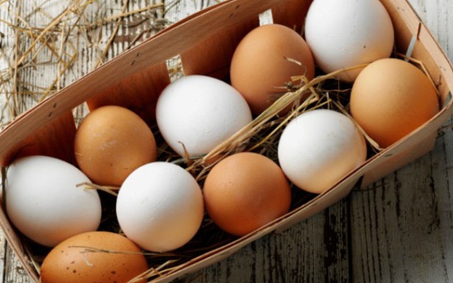 Bạn có biết: Trứng gà màu trắng bổ hơn hay trứng gà màu nâu bổ hơn?