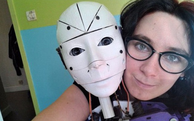 Chuyện sắp không còn là lạ: một cô gái yêu robot quá và mới quyết định cưới nó làm chồng