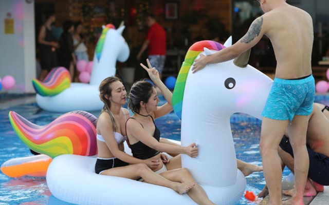 Mỗi dịp có pool party, giới trẻ Hà Nội lại được "quẩy" tưng bừng