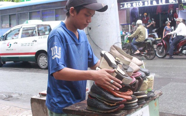 Cận cảnh quán sửa giày miễn phí của cậu bé nghèo giữa Sài Gòn