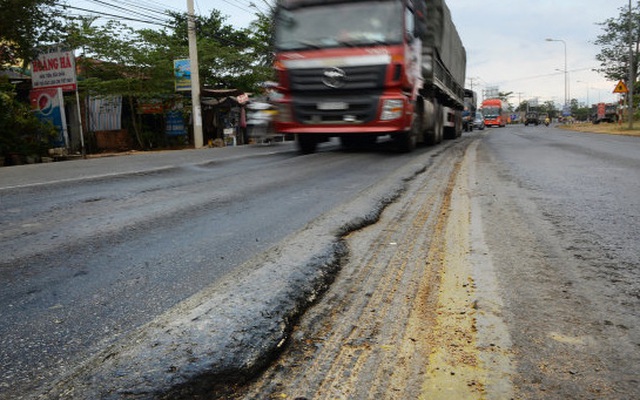 Quốc lộ nghìn tỉ lún do xe dừng đỗ lâu và nắng nóng?