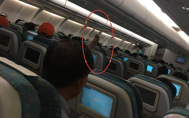 Hình ảnh phản cảm: Người đàn ông gác chân lên ghế phía trước trên chuyến bay của VNA