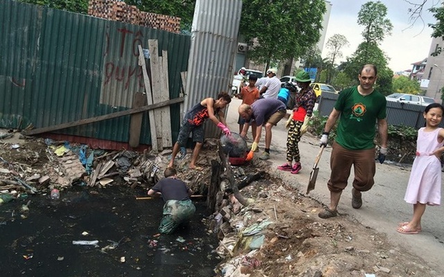 Nhìn trai Tây dọn rác ở Hà Nội: Đừng bắt tôi phải xấu hổ!