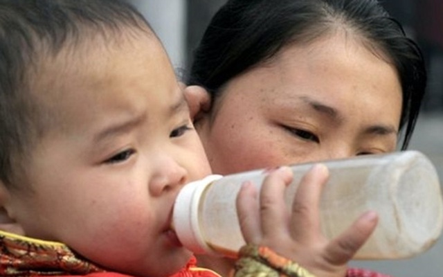 Chấn động Trung Quốc: Trường mầm non dùng sữa giả khiến trẻ em sưng mắt, chảy máu mũi