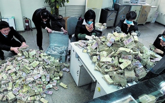 Khách gửi nửa tỷ đồng toàn tiền lẻ, nhân viên ngân hàng khổ sở kiểm đếm trong nửa tháng