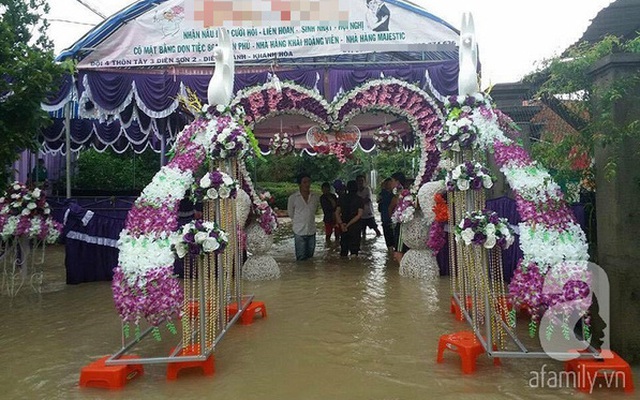 Đến dự "đám cưới Thủy Cung" nước ngập quá đầu gối, cả cô dâu chú rể lẫn quan khách vẫn tươi hơn hoa