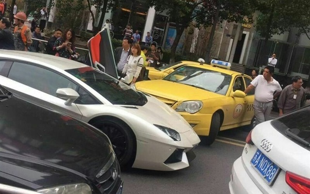 "Đã rách còn nát": Taxi va chạm siêu xe Lamborghini 23,5 tỷ