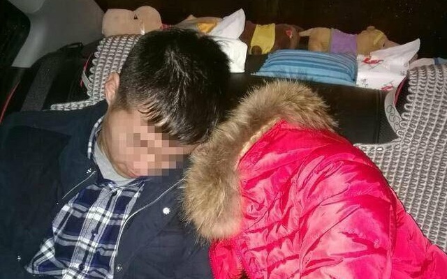 Trung Quốc: Tuyết rơi bất thường, giao thông tê liệt khiến cô dâu chú rể đói lả trên xe