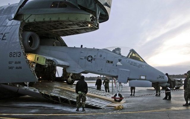 Cận cảnh máy bay vận tải quân sự khổng lồ của Không quân Mỹ