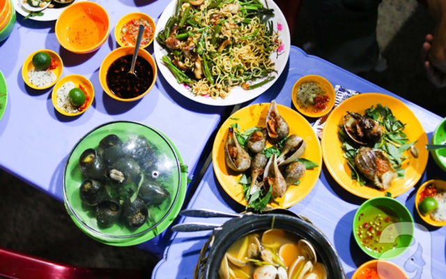 Quán ốc không có menu, đồng giá 20k "miễn phí" đủ thứ ở Sài Gòn