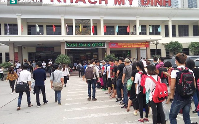 Người dân xếp hàng dài trước cổng bến xe để mua vé về quê