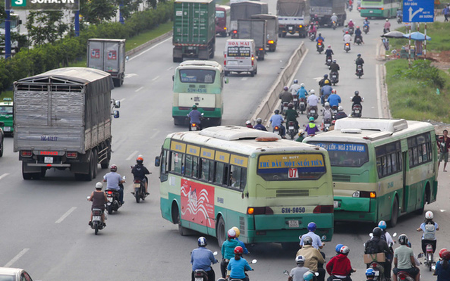 Hình ảnh xe buýt "tạt đầu", "cướp" đường ám ảnh người dân Sài Gòn