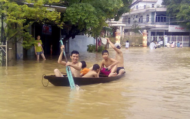 Nước tràn vào thành phố, cả Nha Trang tê liệt vì lụt