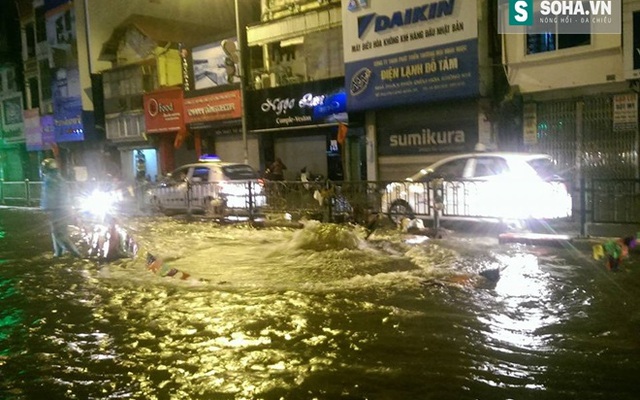 Nước phun lên từ lòng đất, đường phố Hà Nội ngập lênh láng