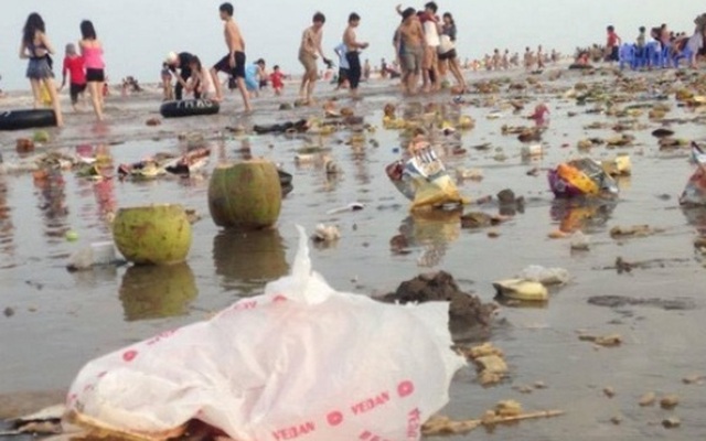 Tiến sĩ kinh tế xấu hổ cảnh xả rác ngập bãi biển của người Việt