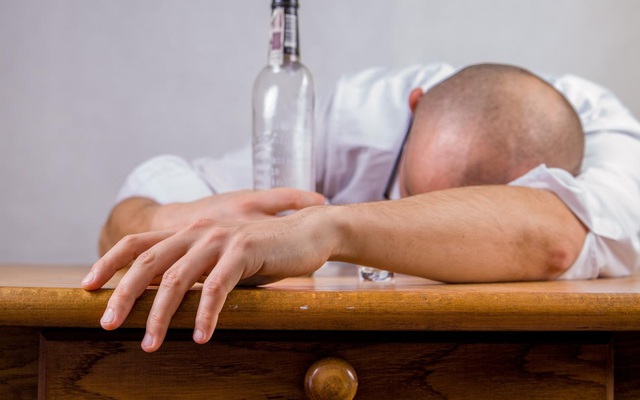 7 sai lầm tuyệt đối phải tránh sau khi uống rượu