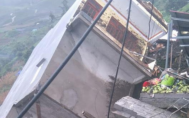 Nhà 4 tầng ở Sa Pa đổ sập trong mưa lớn