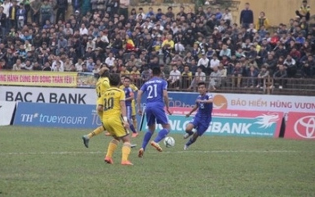 HLV Hữu Thắng dự khán, sân Vinh có mưa bàn thắng