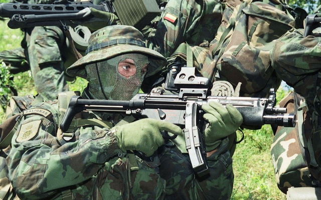 Binh lính Litva được phép tự do mua vũ khí để bảo vệ đất nước