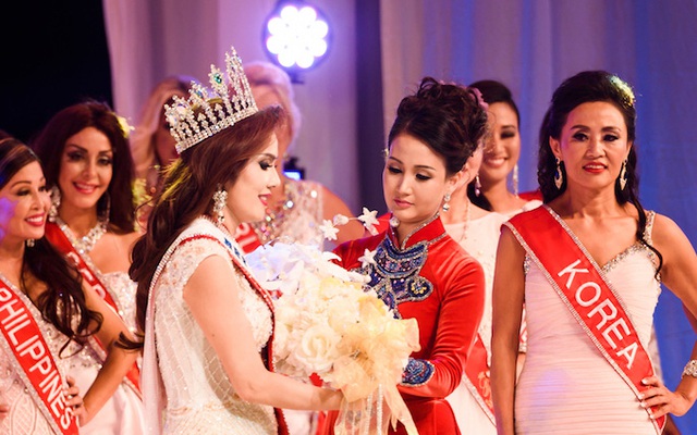 Hoa hậu Quý bà Sương Đặng trao lại vương miện cho người kế nhiệm
