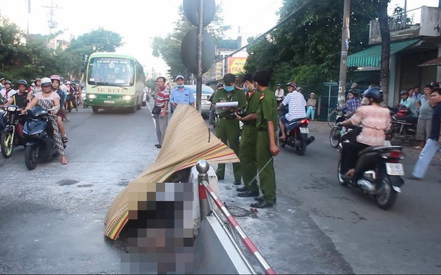 Cụ già 79 tuổi đem xăng tự thiêu giữa đường ở Tiền Giang