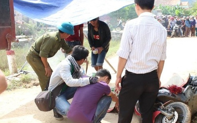 Tình nguyện viên về vùng lũ giúp dân bị xe tải cán tử vong