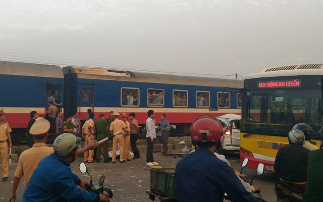 Hà Nội: Ô tô bị tàu hỏa tông trúng lúc rạng sáng, 5 người tử vong