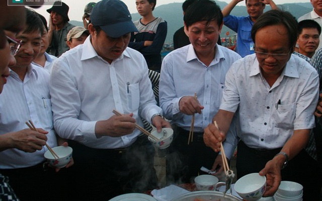 Chủ tịch Đà Nẵng đặt mua 100kg cá, ăn ngay cùng ngư dân