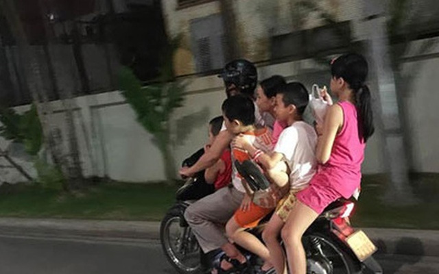 Thót tim người đàn ông chở 5 cháu bé đầu trần đi xe máy