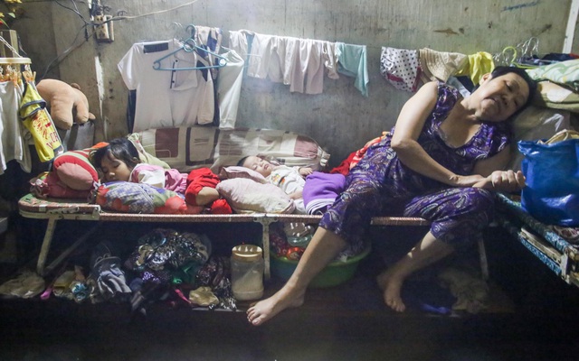 Sài Gòn ngập: 4 người ngủ 3 ngày trên 1 chiếc ghế, gà "trốn" trên mặt bàn