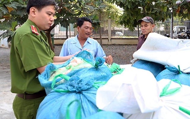 Gần 800kg mỡ bẩn “tuồn” vào chợ công nhân