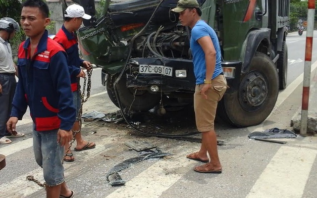 Cạy cửa ca bin cứu lái xe gãy chân mắc kẹt đang kêu cứu