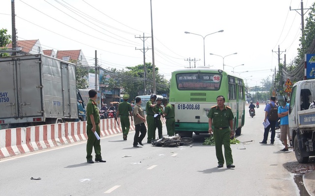 Xe buýt kéo lê nam thanh niên hơn 20m