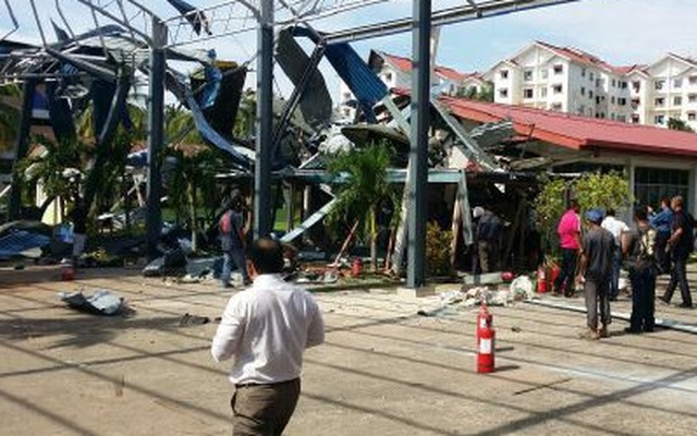 Trực thăng quân sự Malaysia rơi trúng trường học