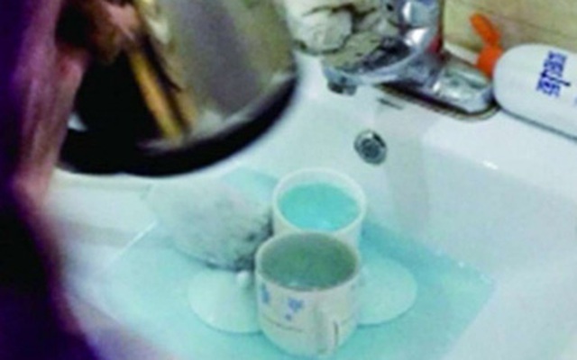 Trung Quốc: Rửa tách trà cho khách bằng... nước tẩy bồn cầu