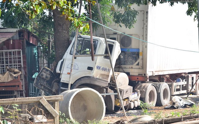 Dùng xà beng giải cứu tài xế kẹt trong cabin sau tai nạn liên hoàn