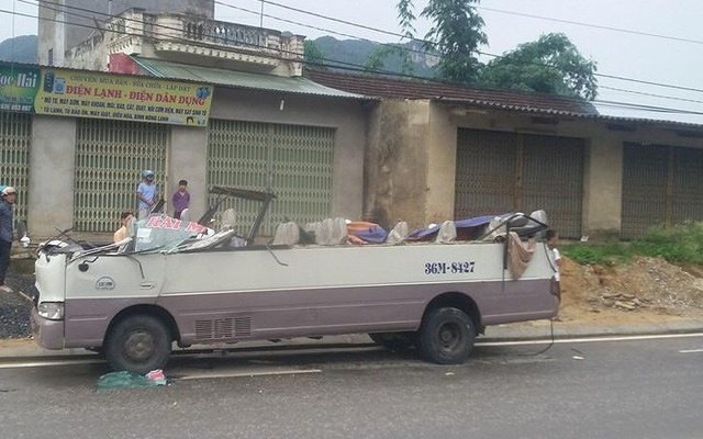 Va chạm với xe tải, xe khách bay mất nóc, gần 10 người bị thương