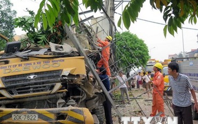 Xe bê tông đâm vào trạm biến áp, hơn 300 hộ dân mất điện