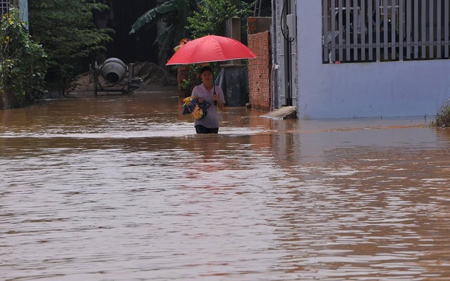 Dân kéo nhau ra khách sạn "tránh lũ" vì nhà ngập gần 1 mét